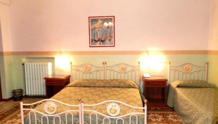 Desiree Hotel poza 3