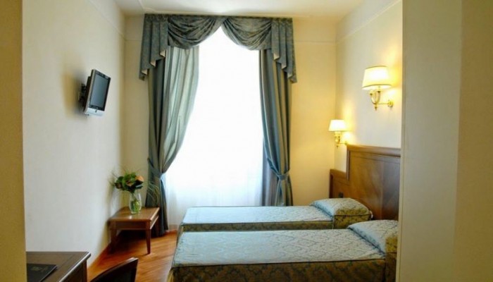 Hotel Embassy poza 1