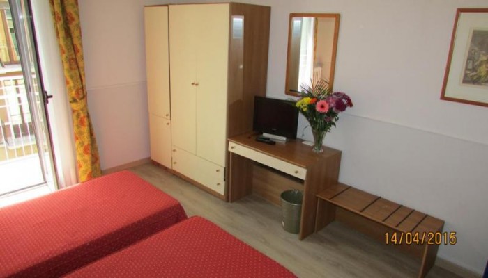 Johnny Hotel poza 13