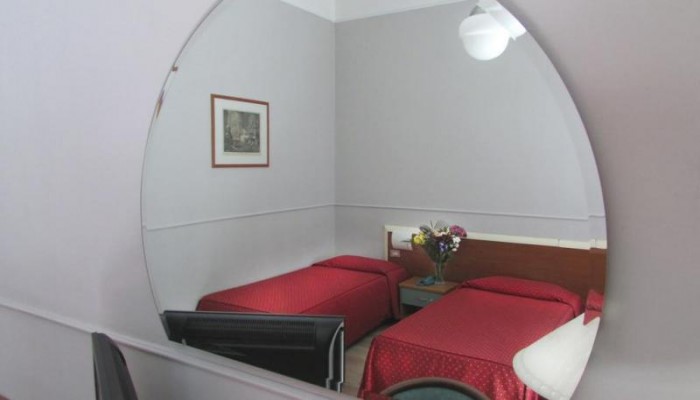 Johnny Hotel poza 10