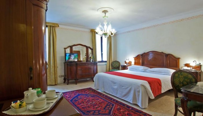 Hotel La Fenice Et Des Artistes poza 22