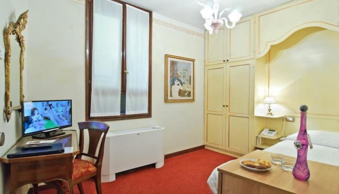 Hotel La Fenice Et Des Artistes poza 23