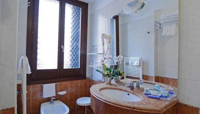 Hotel La Fenice Et Des Artistes poza 18